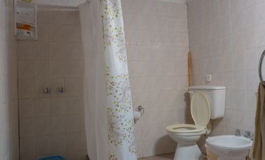 Hermoso chalet con amplio jardín, piscina y quincho en venta - Adrogue