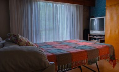 Hermoso chalet con amplio jardín, piscina y quincho en venta - Adrogue