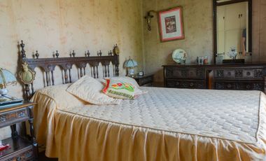 Hermoso chalet con amplio jardín, piscina y quincho en venta - Adrogue