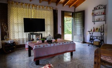 Hermoso chalet con amplio jardín, piscina y quincho en venta - Adrogue