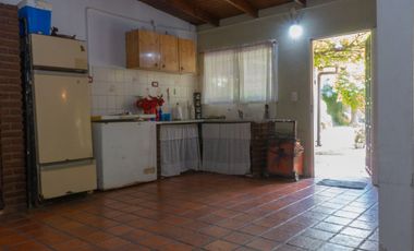 Hermoso chalet con amplio jardín, piscina y quincho en venta - Adrogue