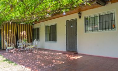 Hermoso chalet con amplio jardín, piscina y quincho en venta - Adrogue