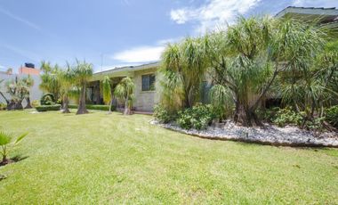 JARDINES DE IRAPUATO: Majestuosa residencia con exquisitas terrazas y jardines.