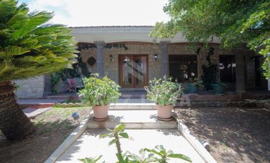 JARDINES DE IRAPUATO: Majestuosa residencia con exquisitas terrazas y jardines.