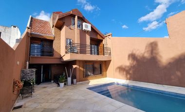 Venta impecable casa jardin y pileta San Fernando