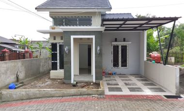 RUMAH BARU DI MAGELANG DEKAT ALUN ALUN TEPI JALAN DP 10%