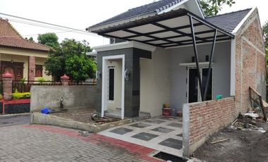 RUMAH BARU DI MAGELANG DEKAT ALUN ALUN TEPI JALAN DP 10%