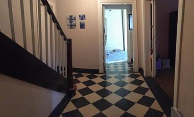 Casa de Estilo Ingles , Quincho, cochera , terraza, jardín, Balcon, sótano, dependencia.