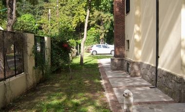 Casa de Estilo Ingles , Quincho, cochera , terraza, jardín, Balcon, sótano, dependencia.