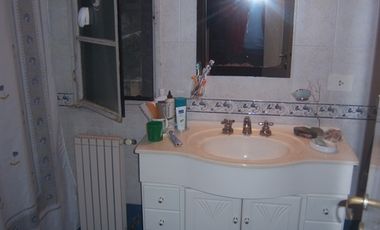 Casa de Estilo Ingles , Quincho, cochera , terraza, jardín, Balcon, sótano, dependencia.