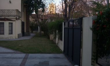 Casa de Estilo Ingles , Quincho, cochera , terraza, jardín, Balcon, sótano, dependencia.