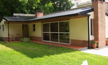 Casa de Estilo Ingles , Quincho, cochera , terraza, jardín, Balcon, sótano, dependencia.
