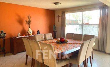En venta casa en Pedregal de las Ánimas: jardín y nivel sótano