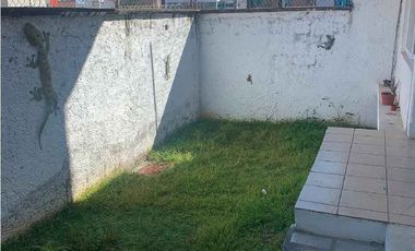 En venta casa en Pedregal de las Ánimas: jardín y nivel sótano