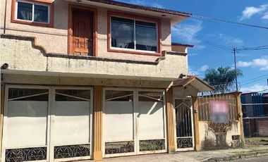 En venta casa en Pedregal de las Ánimas: jardín y nivel sótano