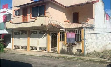 En venta casa en Pedregal de las Ánimas: jardín y nivel sótano