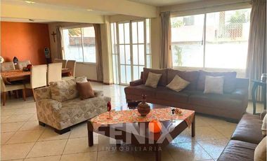 En venta casa en Pedregal de las Ánimas: jardín y nivel sótano