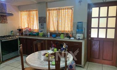 En venta casa en Pedregal de las Ánimas: jardín y nivel sótano