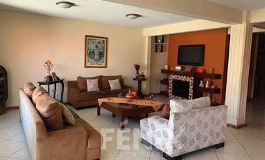 En venta casa en Pedregal de las Ánimas: jardín y nivel sótano