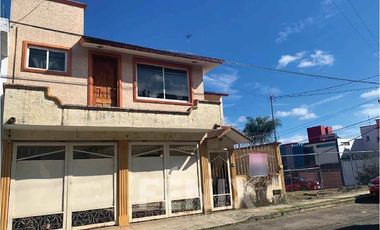 En venta casa en Pedregal de las Ánimas: jardín y nivel sótano