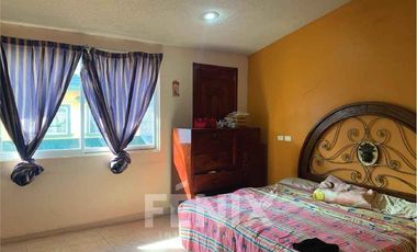 En venta casa en Pedregal de las Ánimas: jardín y nivel sótano