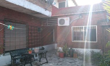 Casa en PH interna en 2 plantas con 4 dormitorios, patio y garage cubierto. Escalada