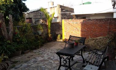 Casa en PH interna en 2 plantas con 4 dormitorios, patio y garage cubierto. Escalada