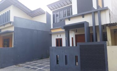 Rumah Ceiling Tinggi Nyaman dan Murah Selatan Lapangan Seyegan