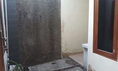 Rumah Ceiling Tinggi Nyaman dan Murah Selatan Lapangan Seyegan