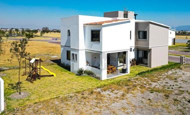Residencia con área jardinada de más de 120m² en Metepec