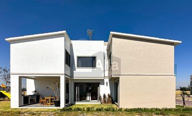 Residencia con área jardinada de más de 120m² en Metepec