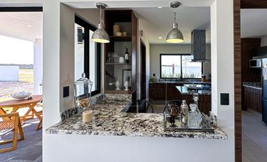 Residencia con área jardinada de más de 120m² en Metepec