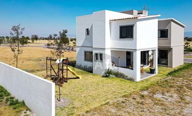 Residencia con área jardinada de más de 120m² en Metepec