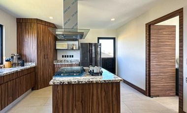Residencia con área jardinada de más de 120m² en Metepec