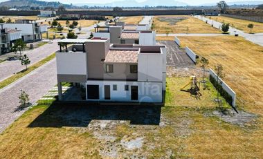 Residencia con área jardinada de más de 120m² en Metepec