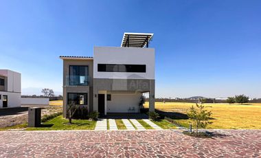 Residencia con área jardinada de más de 120m² en Metepec