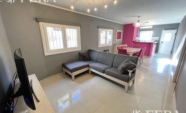 Venta casa 3 ambientes con cochera, patio y quincho en Quilmes Oeste (29698)