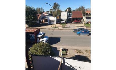 Vende o permuta Importante propiedad Vivienda + locales + estacionamiento en funcionamiento S/ Avenida Polonia a cuadras de Av. Juan B. Justo (ideal i