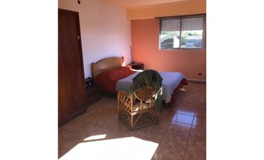 Vende o permuta Importante propiedad Vivienda + locales + estacionamiento en funcionamiento S/ Avenida Polonia a cuadras de Av. Juan B. Justo (ideal i