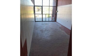 Vende o permuta Importante propiedad Vivienda + locales + estacionamiento en funcionamiento S/ Avenida Polonia a cuadras de Av. Juan B. Justo (ideal i