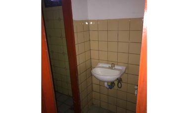 Vende o permuta Importante propiedad Vivienda + locales + estacionamiento en funcionamiento S/ Avenida Polonia a cuadras de Av. Juan B. Justo (ideal i