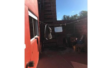 Vende o permuta Importante propiedad Vivienda + locales + estacionamiento en funcionamiento S/ Avenida Polonia a cuadras de Av. Juan B. Justo (ideal i