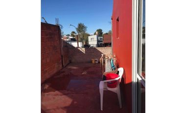Vende o permuta Importante propiedad Vivienda + locales + estacionamiento en funcionamiento S/ Avenida Polonia a cuadras de Av. Juan B. Justo (ideal i