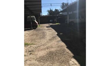Vende o permuta Importante propiedad Vivienda + locales + estacionamiento en funcionamiento S/ Avenida Polonia a cuadras de Av. Juan B. Justo (ideal i