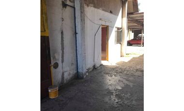 Vende o permuta Importante propiedad Vivienda + locales + estacionamiento en funcionamiento S/ Avenida Polonia a cuadras de Av. Juan B. Justo (ideal i