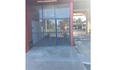 Vende o permuta Importante propiedad Vivienda + locales + estacionamiento en funcionamiento S/ Avenida Polonia a cuadras de Av. Juan B. Justo (ideal i