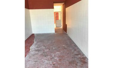 Vende o permuta Importante propiedad Vivienda + locales + estacionamiento en funcionamiento S/ Avenida Polonia a cuadras de Av. Juan B. Justo (ideal i
