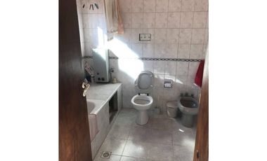 Vende o permuta Importante propiedad Vivienda + locales + estacionamiento en funcionamiento S/ Avenida Polonia a cuadras de Av. Juan B. Justo (ideal i