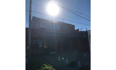 Vende o permuta Importante propiedad Vivienda + locales + estacionamiento en funcionamiento S/ Avenida Polonia a cuadras de Av. Juan B. Justo (ideal i