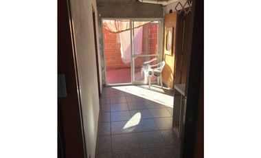Vende o permuta Importante propiedad Vivienda + locales + estacionamiento en funcionamiento S/ Avenida Polonia a cuadras de Av. Juan B. Justo (ideal i